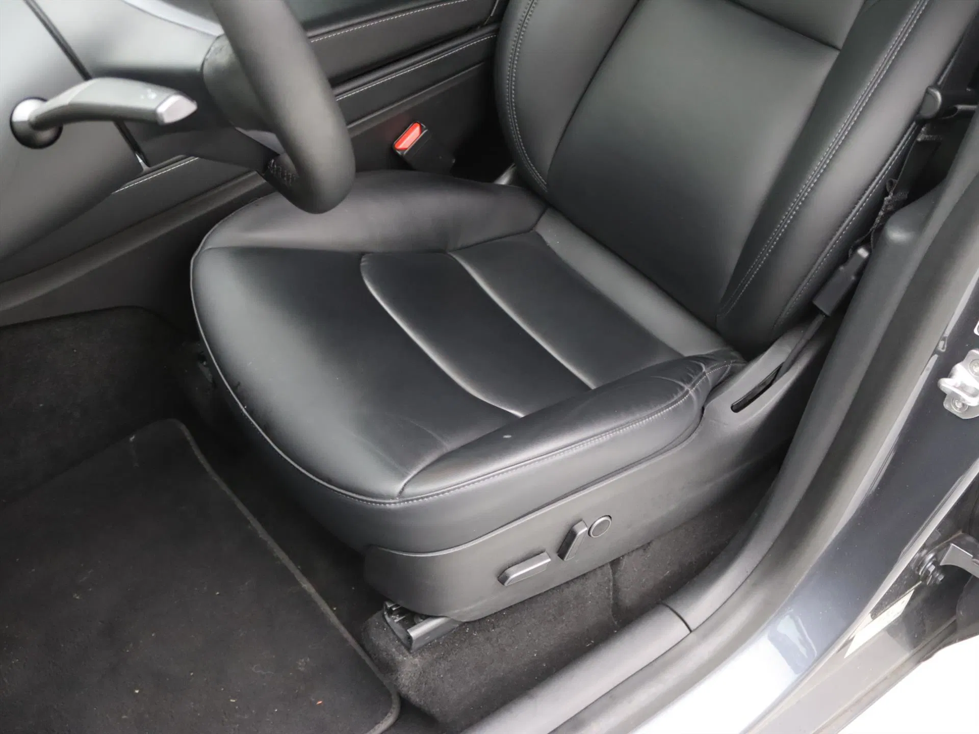 Tesla Model Y LR AWD 351hp 91,1%- IVA dedutivel - Image 4